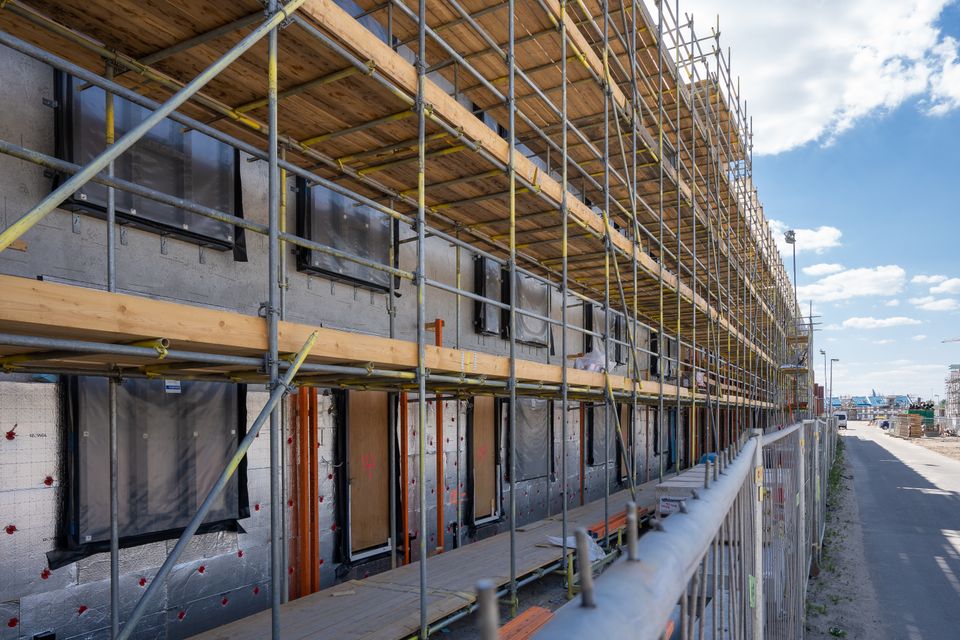 Échafaudages sur un bâtiment en rénovation — illustration